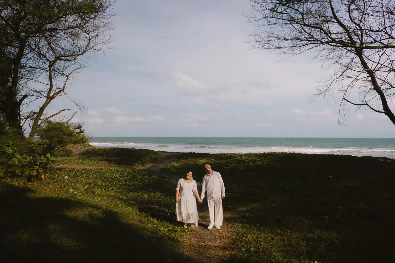 Yoseph & Hilda berjalan bersama
