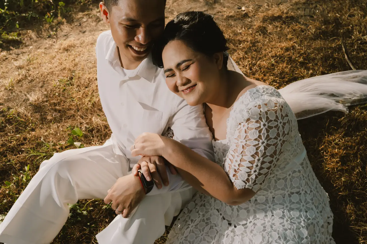 Yoseph & Hilda berdiri di tepi pantai saat senja
